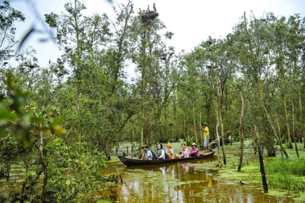 Cần Thơ là thành phố lớn thứ tư của Việt Nam và là trung tâm kinh tế, văn hóa, giáo dục, khoa học và công nghệ của khu vực Đồng bằng sông Cửu Long. Đây cũng là một trong những địa điểm du lịch nổi tiếng ở miền Tây Nam Bộ, Việt Nam với nhiều điểm đến hấp dẫn