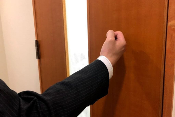 go-cua-phong-khach-san-3-lan-truoc-khi-vao